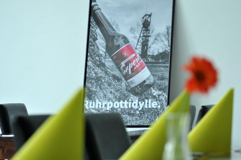 Flasche Bier vor dem Erin-Turm - Trinken im Feierabend im Hallenbad, Castrop-Rauxel