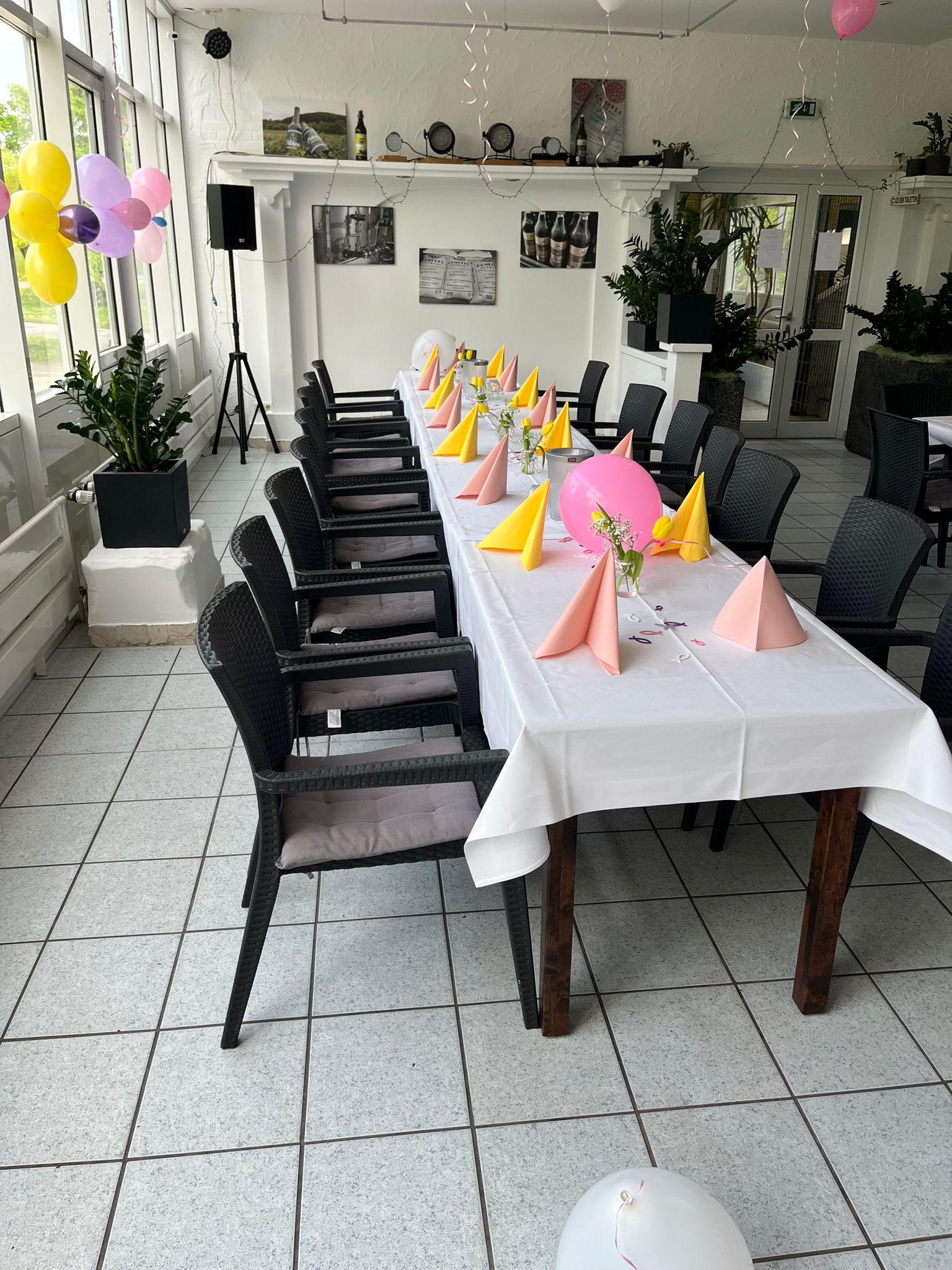 Festlich gedeckte Tafel im Innenbereich