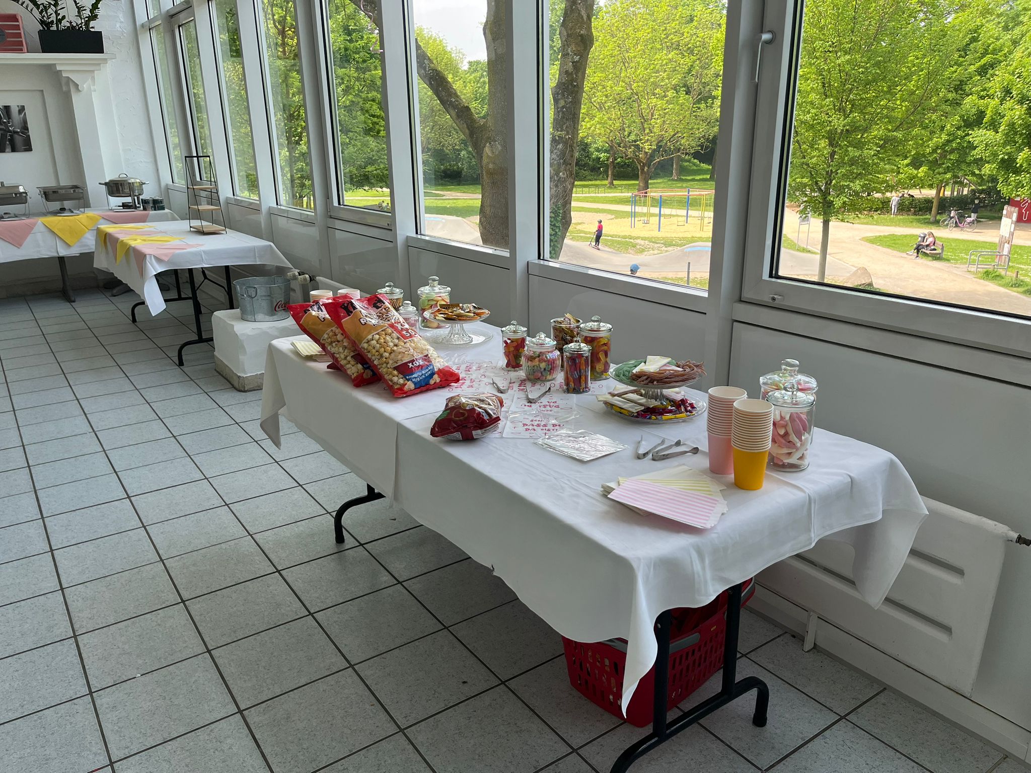 Buffet mit Blick ins Grüne
